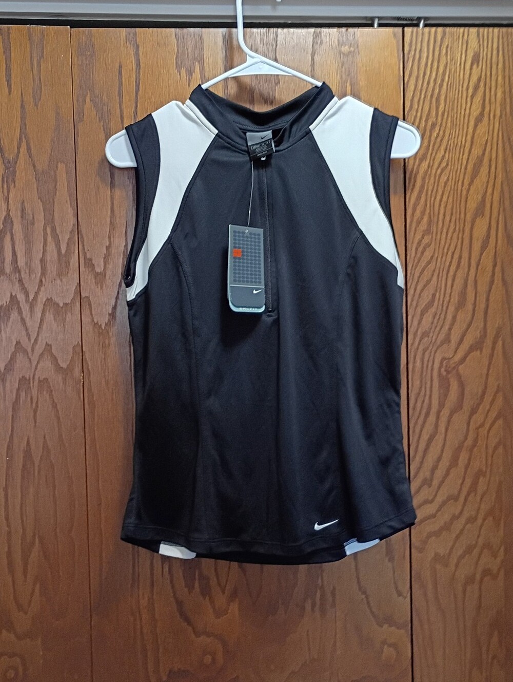 NWT Nike Women’s Black and White Sleeveless Athletic Tank